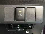 コーナーセンサーを車の前後に装備。障害物までの距離に応じて警告音を変えてお知らせ。縦列駐車時や駐車場・車庫などでの取り回しをサポートします。詳細は販売店スタッフまでおたずねください。