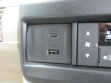 通常のUSB入力端子の他にスマホ充電に対応したUSB-C端子を装備しています。