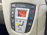 【オートエアコン】一度お好みの温度に設定すれば、車内の温度を検知し風量や温度を自動で調整。暑い&hellip;寒い&hellip;と何度もスイッチ操作をする必要はありません。快適な車内空間には必須の機能ですね♪