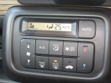 エアコンはオートエアコンでお好みの温度調整が出来、オールシーズン快適にドライブできます!リア席はプライバシーガラスで夏も涼しく過ごせます!