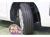 タイヤサイズ 165/65R14。 タイヤ4本【新品】に交換してあります。スタイリッシュなデザインのホイールキャップ付きスチールホイールを装着しています。