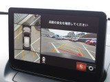 360度ビューカメラを搭載。4方の小型カメラの映像を処理し、車両真上からの映像に変換しています。