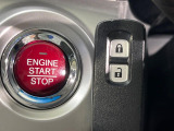 【Hondaスマートキー】カバンやポケットに入れたままでもドアの施錠・解錠が可能なスマートキーを装備。エンジンのオン・オフ時もカギを取り出す必要が無いからとっても便利です♪