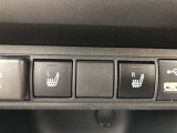 【シートヒーター】装備。運転席と助手席の座面と背もたれを素早く温めるシートヒーターを搭載。身体を直接温めることができます。