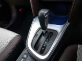CVT(無段変速)のオートマチックです。フロアシフトがとても使い易いです。また高燃費に貢献するのもこのオートマチックです(*^_^*)