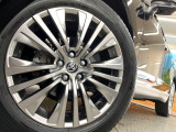 【純正19インチアルミホイール】外観にマッチした純正アルミホイールを装着しております。各種社外アルミホイールや、スタッドレスタイヤも取扱いしております。是非ご相談ください♪