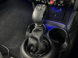 ●MTモード付きAT:通常は自動でおこなわれる変速(ギアチェンジ)をドライバーの操作によって意図的に変えられるシステムです。より一層普段のドライブをお楽しみいただけます!