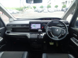 大きなフロントガラスで広々とした視界の運転席まわりです。