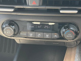 【オートエアコン】一度お好みの温度に設定すれば、車内の温度を検知し風量や温度を自動で調整。暑い&hellip;寒い&hellip;と何度もスイッチ操作をする必要はありません。快適な車内空間には必須の機能ですね♪