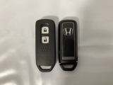 スマートキーを装備しています。鍵を差し込むことなくドアロックの開け閉めと、スタートボタン操作でのエンジンスタートができます。スペアキーも同じものを用意しております。