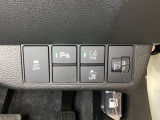 ハンドルの右側にはヘッドライトレベライザーとHondaセンシング用のメインスイッチがついています。ヘッドライトレベライザーは道路状況や積荷の加重に応じてライトの高さを調節できます。