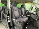 運転席まわりには十分なスペースがあり、大柄な方でもゆったり運転していただける環境です。