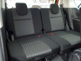セカンドシートは3人乗車が可能です。