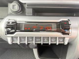 【 オートエアコン 】車内温度を感知して自動で温度調整をしてくれるのでいつでも快適な車内空間を創り上げます。