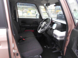 インパネシフトで足元広々です