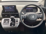 運転席周辺のスマートなレイアウトが、操作のしやすさを実現。快適なドライブをサポートします。手元で操作ができる、電子制御パーキングブレーキ。