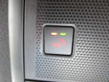 エアバッグ作動時や後突時、もしくは車内のSOSボタンを押した際に緊急通報オペレーターに連携し、救急・警察を手配します。更にオペレーターにも連携、お客様のご要望に応じてロードサービスの手配を行います。