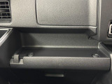 助手席側のインパネは多機能!間口の広くて使いやすいトレイや何かと工具や買い物袋を掛けれる便利なフック付き!