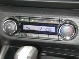 【オートエアコン】車内温度を感知して自動で温度調整をしてくれるのでいつでも快適な車内空間を創り上げます!どの席に座っても快適なドライブが楽しめます♪