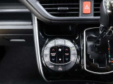 左右独立温度コントロールフルオートエアコンです。運転席、助手席それぞれで独立して温度設定ができます。冷え性の方が乗っても安心ですね♪