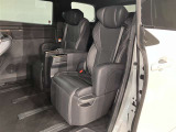 広々とした後部座席です♪気になるキズや汚れなどなく良好な状態です。