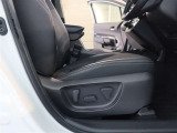 パワーシート搭載。微妙な調整が手軽にでき、ピッタリなポジションで運転することが可能です。