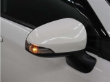 サイドターンランプ付きドアミラー。車両のドレスアップと右左折時の被視認性を兼ね備えたお洒落なミラーです。