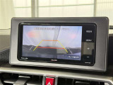 【バックガイドモニター】車両後方の映像をナビ画面に表示し、駐車などの後退操作をサポートします。