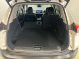 後部座席は分割でシートをたおすことができます。大きな荷物、ゴルフバックも積めます。上質で広々とした室内だから、みんなが心地よく車内で快適に過ごせます♪