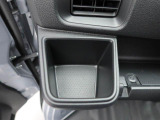 カップホルダーは運転席や助手席からちょうど手の届く位置です!!
