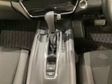 CVT車のセレクトレバーです。低速から高速まで、変速ショックのないスムーズな走りと、エンジン効率のよい領域を維持して燃費にも貢献します。サイドブレーキはスイッチ操作の電子制御パーキングブレーキです。