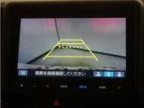 バックカメラ搭載です!車庫入れが苦手な人はもちろん、車両感覚に自信がある人にもお勧めです!見えない箇所が見えるようになるので、低い障害物や隠れてしまっている子供の存在等にも気付く事が出来ます。