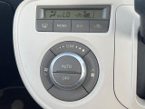 【オートエアコン】一度お好みの温度に設定すれば、車内の温度を検知し風量や温度を自動で調整。暑い&hellip;寒い&hellip;と何度もスイッチ操作をする必要はありません。快適な車内空間には必須の機能ですね♪