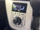 【オートエアコン】一度お好みの温度に設定すれば、車内の温度を検知し風量や温度を自動で調整。暑い&hellip;寒い&hellip;と何度もスイッチ操作をする必要はありません。快適な車内空間には必須の機能ですね♪