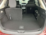 後席を全て倒して、荷物専用のスペースにした状態です。これなら長いものも積めますし、ご旅行や趣味に活用できますね。