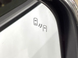【ブラインドスポットワーニング】走行中、ドアミラーの死角になりやすい箇所に後続車が接近するとサイドミラー付近に警告を表示、ドライバーに注意喚起をしてくれます。