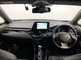 シンプルながら機能性あふれる運転席廻りです。視界性もよく、運転しやすいですよ。
