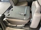リアシートは簡単に倒すことができるので、ラゲッジルームも広がります。