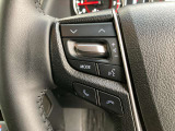 運転中、オーディオの操作をしてて、ハッとしたことはありませんか?ステアリングスイッチは、運転中でもハンドルでオーディオの操作が可能です。安全なドライブをサポートします。