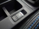 パーキングブレーキは信号待ちなどでブレーキペダルを踏んで停車した後、ブレーキペダルから足を離しても車がそのまま停止状態を維持できるオートホールド機能付き