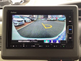 【リアカメラ】運転が苦手な方も車庫入れラクラクです!ギアをリバースに入れれば自動的にモニターが切り換わりますので、面倒な操作は不要です。狭い駐車場もお車を傷つけず安心です!