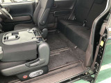 助手席をスライドさせる助手席スライドドアから運転席への乗り降りが楽にできます。