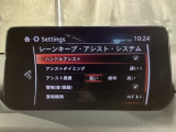ハンドル操作をアシストすることにより車線からの逸脱回避を支援します。
