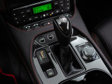 カーボンインテリアパネルが内装のデザインをより一層引き締めます。シフトノブにもカーボンを採用。
