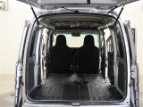 可倒式リヤシートを前に倒せば。ラゲージスペースがさらに拡大します。長さや幅のある物もラクにはいります。
