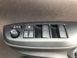 パワーウィンドは今や当たり前の機能ですが、無いと困る機能です。運転席からの操作で、全席の窓を振るオープンにしたり、フルクローズが可能です。