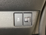 ハンドルの右側にはヘットライトリベライザーとVSA(ABS+TCS+横滑り抑制)の解除スイッチがついています。ヘッドライトリベライザーは道路状況や積荷の加重に応じてライトの高さを調節できます。