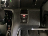 セレクトレバーの右に電子制御パーキングブレーキがあります。スイッチひとつで、停車した地点の傾斜などをシステムが検知・判断してブレーキ力を自動的に最適制御し、しっかり停車できるパーキングシステムです。