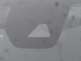 【エマージェンシーブレーキ】走行中に前方の車両等を認識し、衝突の危険があるときは警報とブレーキで衝突回避と被害軽減をアシスト。より安全にドライブをお楽しみいただけます。