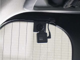 この車にはリアにもドライブレコーダーを装備しております◆映像・音声などを記録する自動車用の装置です。 もしもの事故の際の記録はもちろん、旅行の際の思い出としてドライブの映像を楽しむことができます。